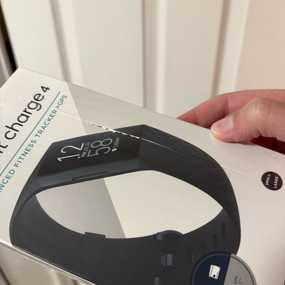 Fitbit Charge 4 - NEW! (damaged box) - Picture 7 of 9